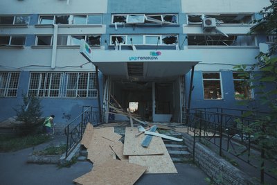 Пошкоджена через російське влучання по Харкову будівля "Укртелекому", 7 липня 2025 року Пошкоджена через російське влучання по Харкову будівля "Укртелекому", 7 липня 2025 року