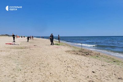 На Одещині троє людей загинули під час купання в морі через вибух невідомого предмета На Одещині троє людей загинули під час купання в морі через вибух невідомого предмета