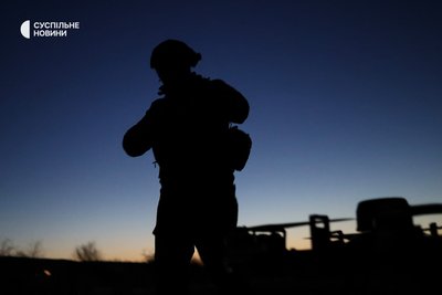 Військовий ударного взводу першого батальйону 40-ї окремої бригади берегової оборони на бойовій позиції на Херсонщині Військовий ударного взводу першого батальйону 40-ї окремої бригади берегової оборони на бойовій позиції на Херсонщині
