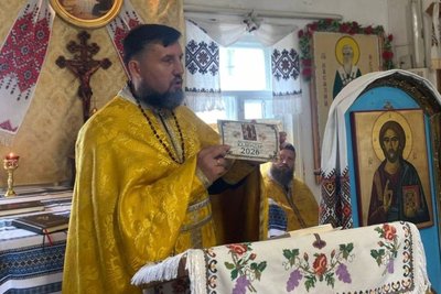 "Поминаючи померлих, не зашкодити живим" — священник про штучні квіти на кладовищах "Поминаючи померлих, не зашкодити живим" — священник про штучні квіти на кладовищах