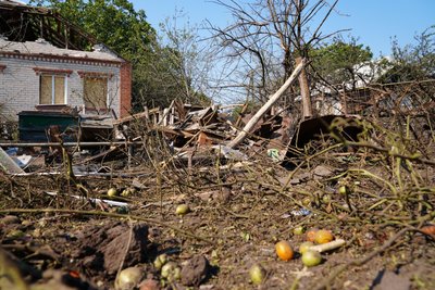 Пошкоджений сад Ганни Приходько після обстрілу Ізюма російськими військами, 18 серпня 2026 року