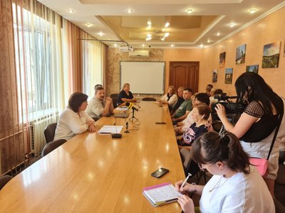 На зустрічі звягеляни, чиє житло було зруйноване внаслідок удару армії РФ розповіли, що добровільно пішли на угоду з міською владою На зустрічі звягеляни, чиє житло було зруйноване внаслідок удару армії РФ розповіли, що добровільно пішли на угоду з міською владою
