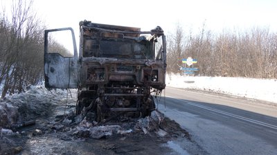 Горіла вантажівка, яка перевозила понад 20 тонн селітри, на Рівненщині. Чи є загроза для населення Горіла вантажівка, яка перевозила понад 20 тонн селітри, на Рівненщині. Чи є загроза для населення