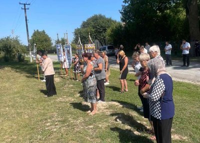 Возять банери, банери з портретами військових, Підволочиська громада, Тернопільщина, вересень 2025 Возять банери, банери з портретами військових, Підволочиська громада, Тернопільщина, вересень 2025