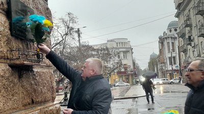 Поклали квіти та виконали гімн України. У Кропивницькому відзначили День Гідності та Свободи Поклали квіти та виконали гімн України. У Кропивницькому відзначили День Гідності та Свободи