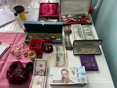 Трьох жителів Луцька викрили на крадіжці сейфу з цінностями майже на 1,5 млн грн Трьох жителів Луцька викрили на крадіжці сейфу з цінностями майже на 1,5 млн грн