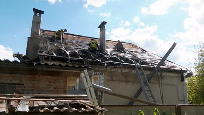 Люди гасили пожежу шлангом для поливу городу: очевидець про наслідки атаки РФ на приватний сектор у Чернігові Люди гасили пожежу шлангом для поливу городу: очевидець про наслідки атаки РФ на приватний сектор у Чернігові