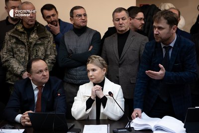 Вищий антикорупційний суд обирає запобіжний захід голові фракції "Батьківщина" Юлії Тимошенко (в центрі) у справі за підозрою у підкупі депутатів щодо голосувань у Верховній Раді Вищий антикорупційний суд обирає запобіжний захід голові фракції "Батьківщина" Юлії Тимошенко (в центрі) у справі за підозрою у підкупі депутатів щодо голосувань у Верховній Раді