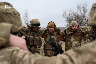 Військовослужбовці 37 бригади моляться перед виходом на позиції на Донеччині 25 грудня на Різдво Військовослужбовці 37 бригади моляться перед виходом на позиції на Донеччині 25 грудня на Різдво