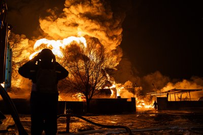 Ввечері 9 лютого російські безпілотники влучили по нафтобазі у Харкові. Внаслідок влучання стався витік пального, через що спалахнула пожежа. Семеро людей, серед яких троє дітей, загинули Ввечері 9 лютого російські безпілотники влучили по нафтобазі у Харкові. Внаслідок влучання стався витік пального, через що спалахнула пожежа. Семеро людей, серед яких троє дітей, загинули