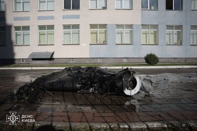 Атака російських ударних БпЛА на Київ: є падіння уламків на території школи Атака російських ударних БпЛА на Київ: є падіння уламків на території школи