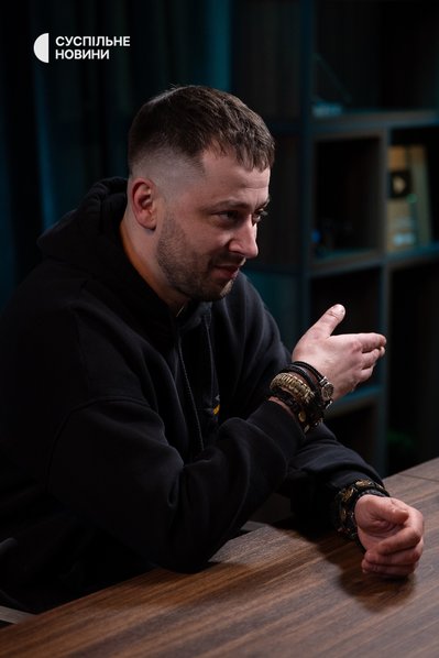 Командир 20-ї окремої бригади безпілотних систем "К-2" Кирило Верес під час інтервʼю Суспільному, Київ, 27 лютого 2026 року Командир 20-ї окремої бригади безпілотних систем "К-2" Кирило Верес під час інтервʼю Суспільному, Київ, 27 лютого 2026 року
