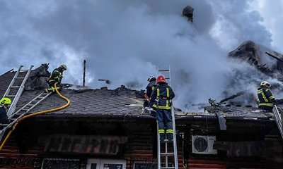 На Львівщині 50 надзвичайників гасили пожежу в дерев'яній будівлі На Львівщині 50 надзвичайників гасили пожежу в дерев'яній будівлі