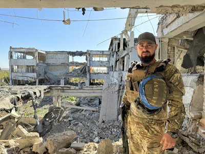 "Вірю, що там, де були руїни, відбудуються школи, і туди знову підуть діти": історія вчителя, що воює на Сумщині "Вірю, що там, де були руїни, відбудуються школи, і туди знову підуть діти": історія вчителя, що воює на Сумщині