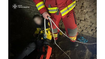 У Чернігові хлопчик впав в технічній колодязь: його визволяли рятувальники У Чернігові хлопчик впав в технічній колодязь: його визволяли рятувальники