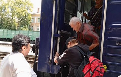 Військові РФ відібрали паспорт. На Франківщину переїхав пенсіонер, який пішки вийшов з окупованого Очеретина Військові РФ відібрали паспорт. На Франківщину переїхав пенсіонер, який пішки вийшов з окупованого Очеретина