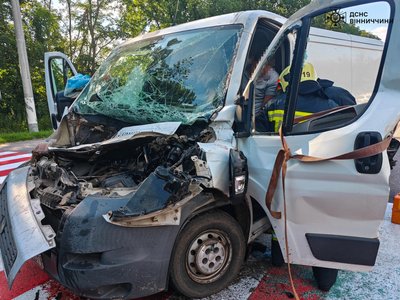 Поблизу Калинівки зіткнулись мікроавтобус та вантажівка: є травмовані Поблизу Калинівки зіткнулись мікроавтобус та вантажівка: є травмовані