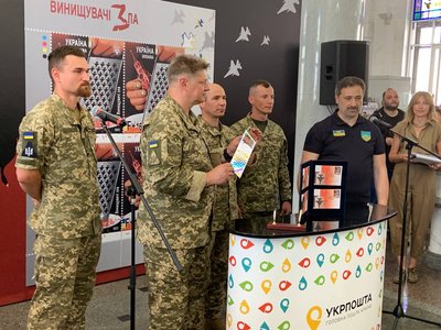 Марка з передбаченням: "Укрпошта" презентувала поштовий блок "Винищувачі зла" з літаком F-16 Марка з передбаченням: "Укрпошта" презентувала поштовий блок "Винищувачі зла" з літаком F-16