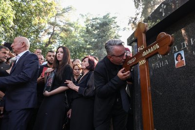У Белграді тисячі людей прийшли на поховання воєнного злочинця Младича У Белграді тисячі людей прийшли на поховання воєнного злочинця Младича