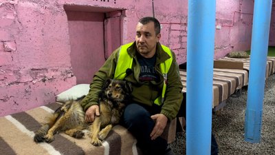 пункт незламності Добропілля Донецька область волонтер організації "Unity of people" Євген з собакою Бубою, Донецька область пункт незламності Добропілля Донецька область волонтер організації "Unity of people" Євген з собакою Бубою, Донецька область