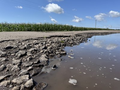 «Ями такі, що їхати неможливо»: коли відремонтують дорогу до села Старі Санжари «Ями такі, що їхати неможливо»: коли відремонтують дорогу до села Старі Санжари