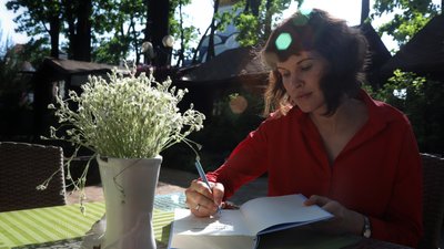 У Києві відбувся прем'єрний показ вистави за книгою «За Перекопом є земля» У Києві відбувся прем'єрний показ вистави за книгою «За Перекопом є земля»