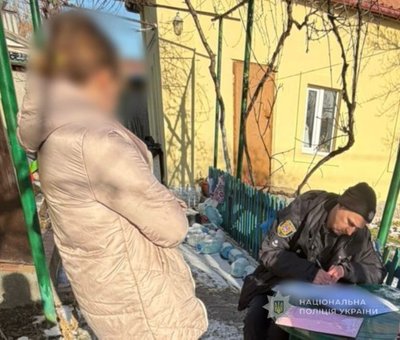 В Одесі жінка тримала на прив'язі котів: справу розслідує поліція