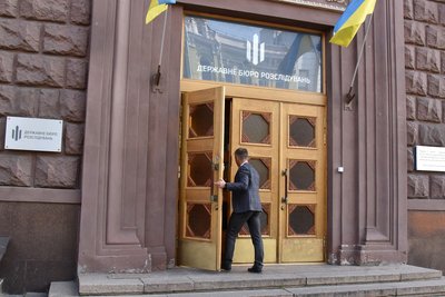 Голова Національного агентства з питань запобігання корупції Олександр Новіков заходить до будівлі Державного бюро розслідувань на допит як свідок у справі про можливі розкрадання попереднього керівництва НАЗК, Київ, 21 вересня 2020 року Голова Національного агентства з питань запобігання корупції Олександр Новіков заходить до будівлі Державного бюро розслідувань на допит як свідок у справі про можливі розкрадання попереднього керівництва НАЗК, Київ, 21 вересня 2020 року
