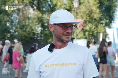 В Одесі учасники всеукраїнського руху "#догоридригом" ставали на голову біля Дюка В Одесі учасники всеукраїнського руху "#догоридригом" ставали на голову біля Дюка
