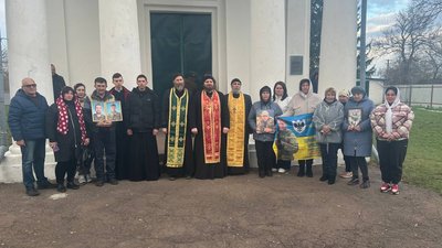 Жителі Безуглівки на Чернігівщині, які перейшли до ПЦУ, зрізали замки на храмі, бо священник не віддавав їм ключів Жителі Безуглівки на Чернігівщині, які перейшли до ПЦУ, зрізали замки на храмі, бо священник не віддавав їм ключів