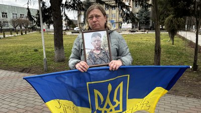 "Чекаємо. Віримо. Боремося": на Вінниччині провели мирну акцію на підтримку полонених і зниклих безвісти "Чекаємо. Віримо. Боремося": на Вінниччині провели мирну акцію на підтримку полонених і зниклих безвісти