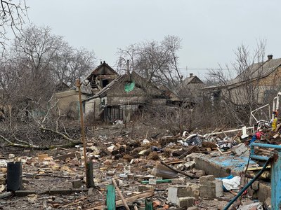 "Кожного шороху боїмося". Як живуть у Просяній на Дніпропетровщині під постійними ударами КАБами, без світла та води "Кожного шороху боїмося". Як живуть у Просяній на Дніпропетровщині під постійними ударами КАБами, без світла та води