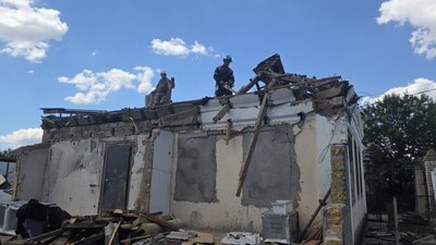Рятувальники ліквідовують наслідки атаки на Миколаїв Рятувальники ліквідовують наслідки атаки на Миколаїв