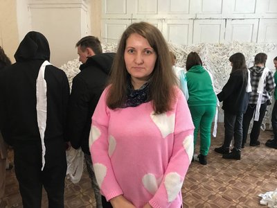 Сітки для ЗСУ власними руками: рибалка з Житомирщини плете основи маскувальних сіток для військових Сітки для ЗСУ власними руками: рибалка з Житомирщини плете основи маскувальних сіток для військових