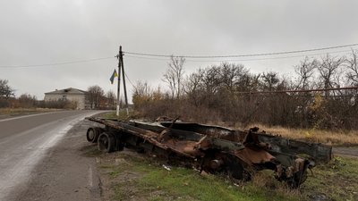 Розбита техніка у Пісках-Радьківських, Харківська область Розбита техніка у Пісках-Радьківських, Харківська область