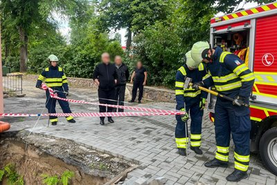 В Умані з двометрової ями витягли собаку В Умані з двометрової ями витягли собаку