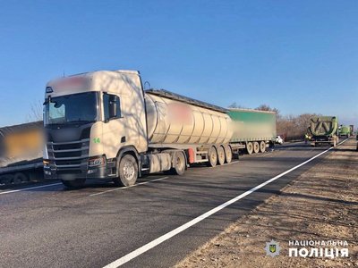Через ДТП з трьома вантажівками на трасі Одеса-Рені ускладнений рух транспорту Через ДТП з трьома вантажівками на трасі Одеса-Рені ускладнений рух транспорту