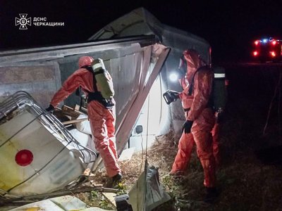 Вантажівка перекинулась: на Черкащині внаслідок ДТП розлилося 13 тонн хлору Вантажівка перекинулась: на Черкащині внаслідок ДТП розлилося 13 тонн хлору
