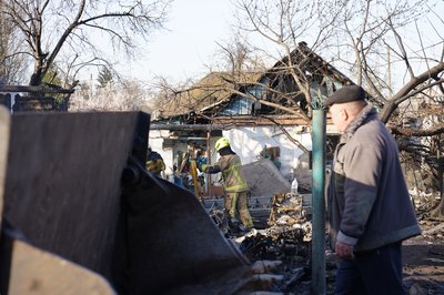 "Їх витягували через вікно": фоторепортаж з місця атаки безпілотників на приватні будинки у Черкаси