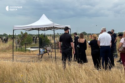 В Одесі поховали урни з прахом родини, яка загинула від ракетної атаки в Ізраїлі