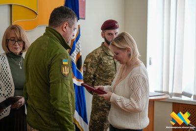 У Житомирі родинам загиблих захисників вручили державні нагороди У Житомирі родинам загиблих захисників вручили державні нагороди