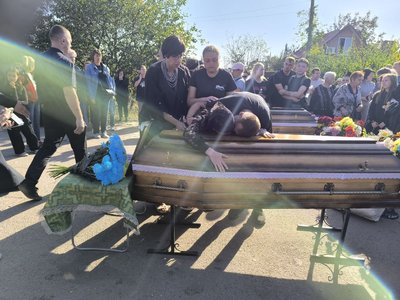 У Кривому Розі прощаються із загиблим внаслідок ракетної атаки 12-річним Максимом та його бабусею У Кривому Розі прощаються із загиблим внаслідок ракетної атаки 12-річним Максимом та його бабусею