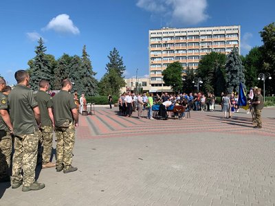 У Черкасах в останню путь провели полеглого на Донеччині захисника У Черкасах в останню путь провели полеглого на Донеччині захисника