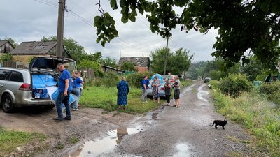 “Людей шкода”. Що розповідають жителі Шабельківки після удару трьома ФАБ-250, який забрав життя двох людей “Людей шкода”. Що розповідають жителі Шабельківки після удару трьома ФАБ-250, який забрав життя двох людей