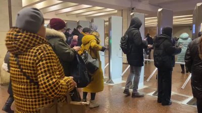 Транспортний колапс біля метро "Либідська": у годину пік містяни стояли у черзі на вулиці, щоб потрапити в підземку Транспортний колапс біля метро "Либідська": у годину пік містяни стояли у черзі на вулиці, щоб потрапити в підземку