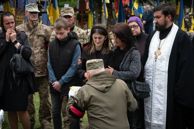 В Ужгороді попрощалися із військовим Євгеном Югасом В Ужгороді попрощалися із військовим Євгеном Югасом