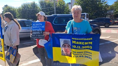 «Шукаємо як підтримку, так і надію»: у Черкасах відбулася щонедільна акція «Не мовчи — полон вбиває» «Шукаємо як підтримку, так і надію»: у Черкасах відбулася щонедільна акція «Не мовчи — полон вбиває»