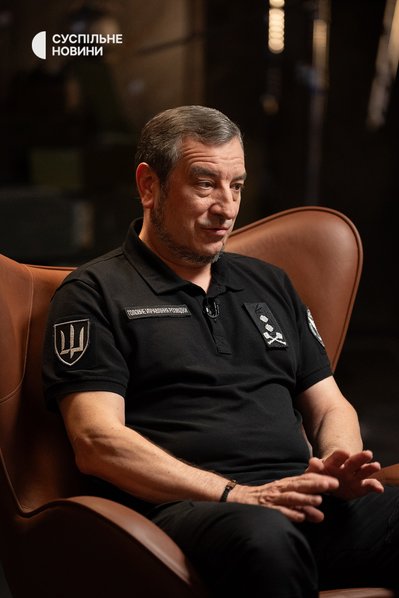 Заступник начальника Головного управління розвідки МО України Вадим Скібіцький під час інтервʼю Суспільному, Київ, серпень 2025 року Заступник начальника Головного управління розвідки МО України Вадим Скібіцький під час інтервʼю Суспільному, Київ, серпень 2025 року