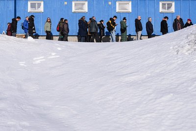 Гренландці стоять у черзі біля виборчої дільниці у столиці Нуук, щоб проголосувати на парламентських виборах, 11 березня 2025 року Гренландці стоять у черзі біля виборчої дільниці у столиці Нуук, щоб проголосувати на парламентських виборах, 11 березня 2025 року