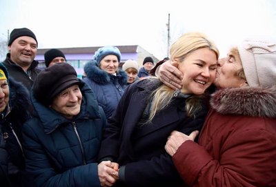Юлія Світлична з бабусями